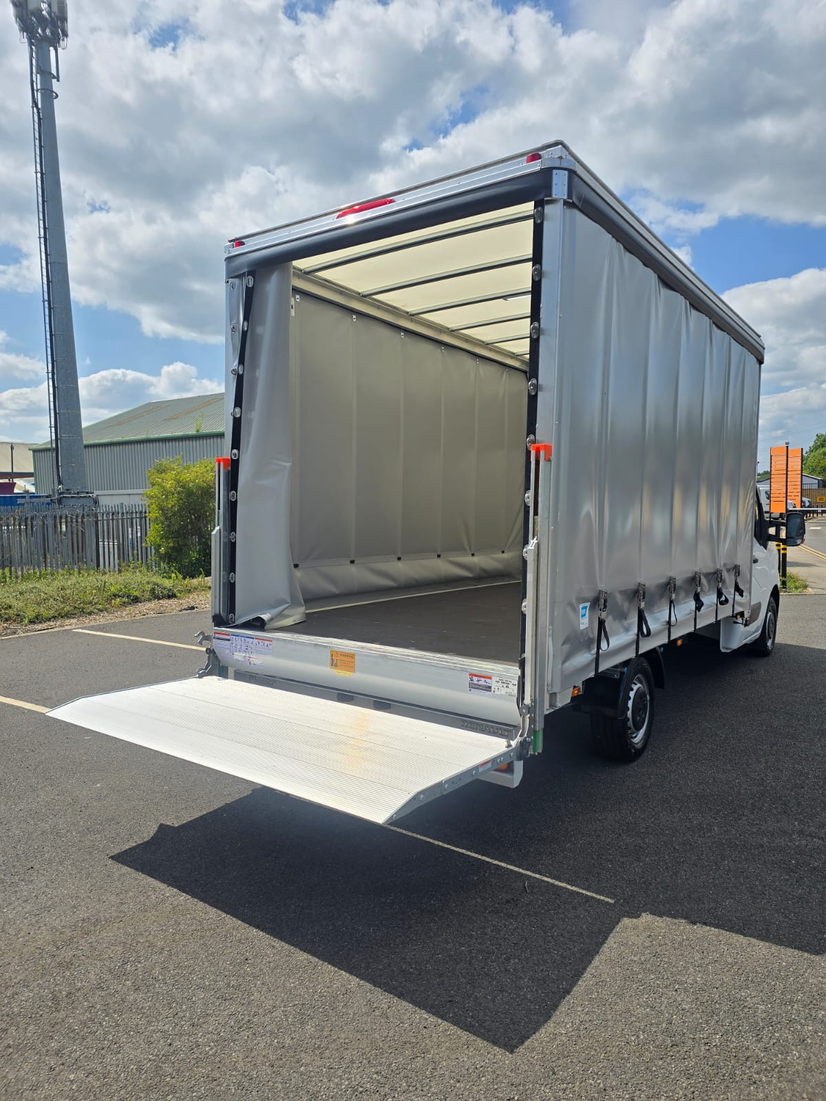 Renault Master Curtainsider - Image 10