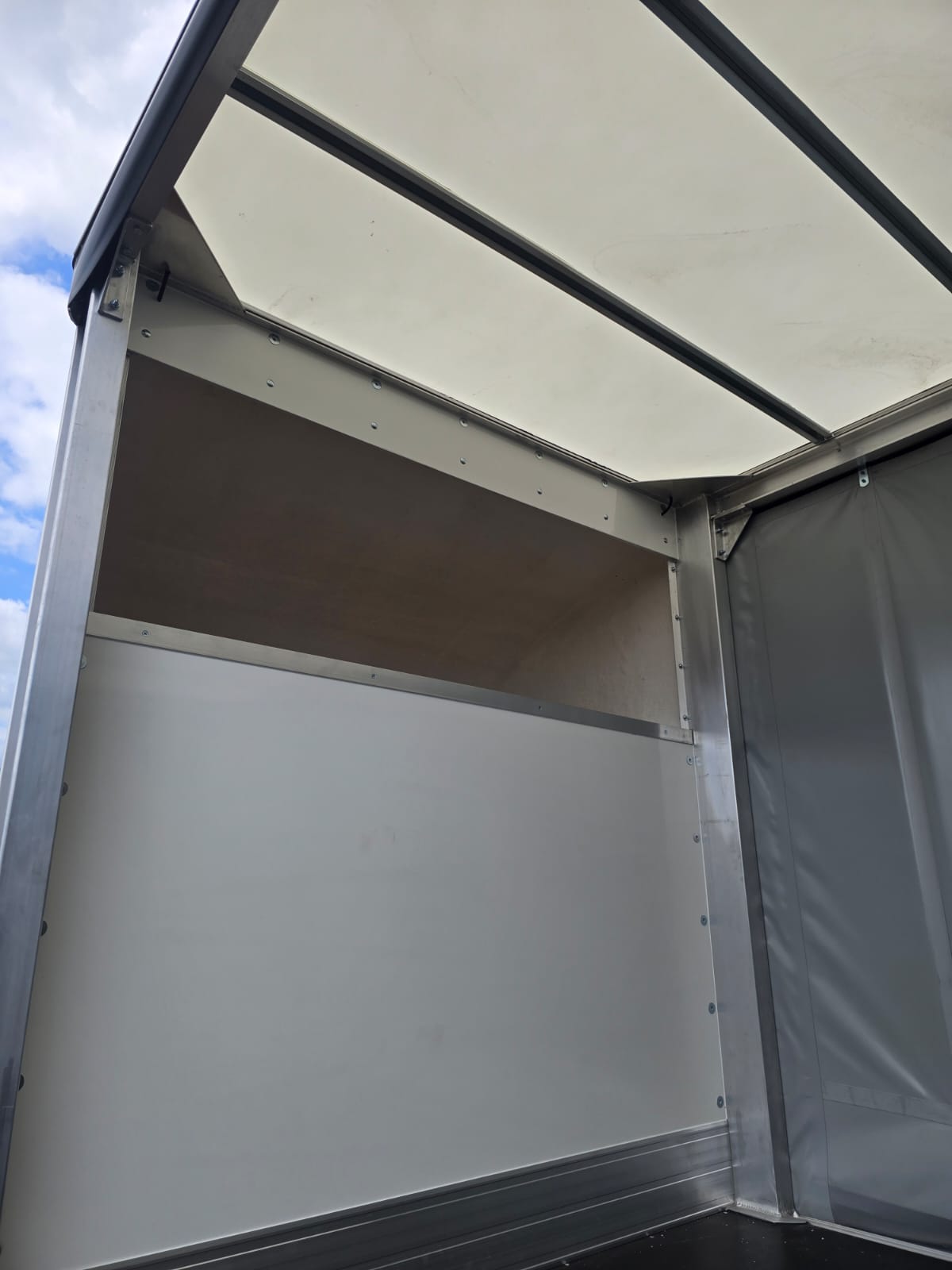 Renault Master Curtainsider - Image 19