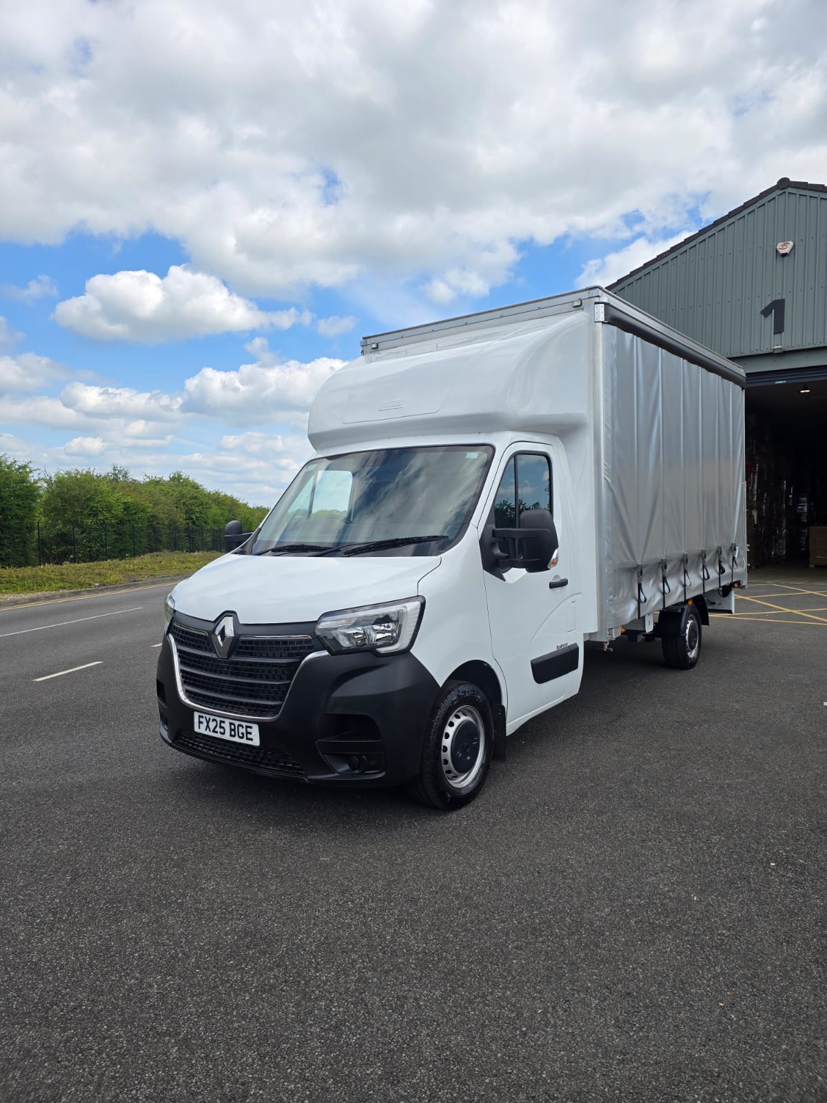 Renault Master Curtainsider - Image 24