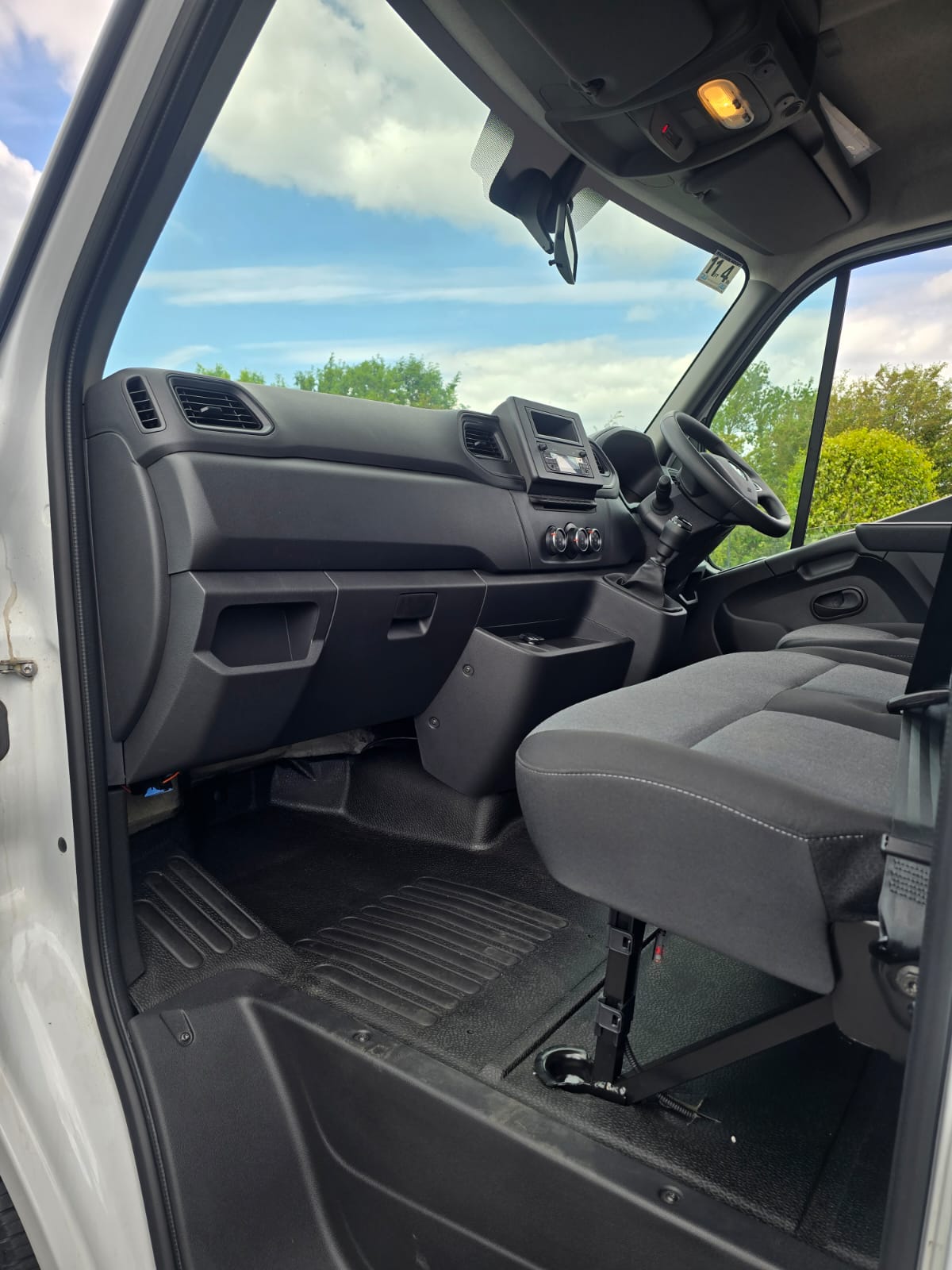 Renault Master Curtainsider - Image 21