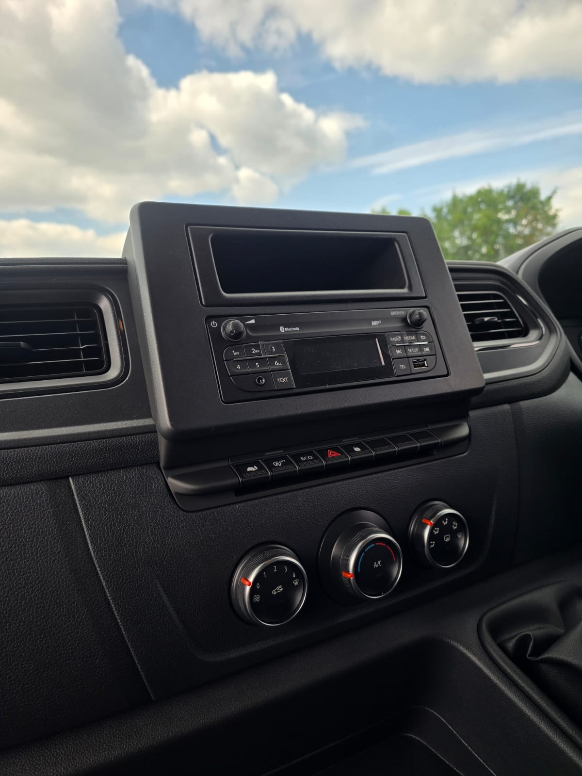 Renault Master Curtainsider - Image 22